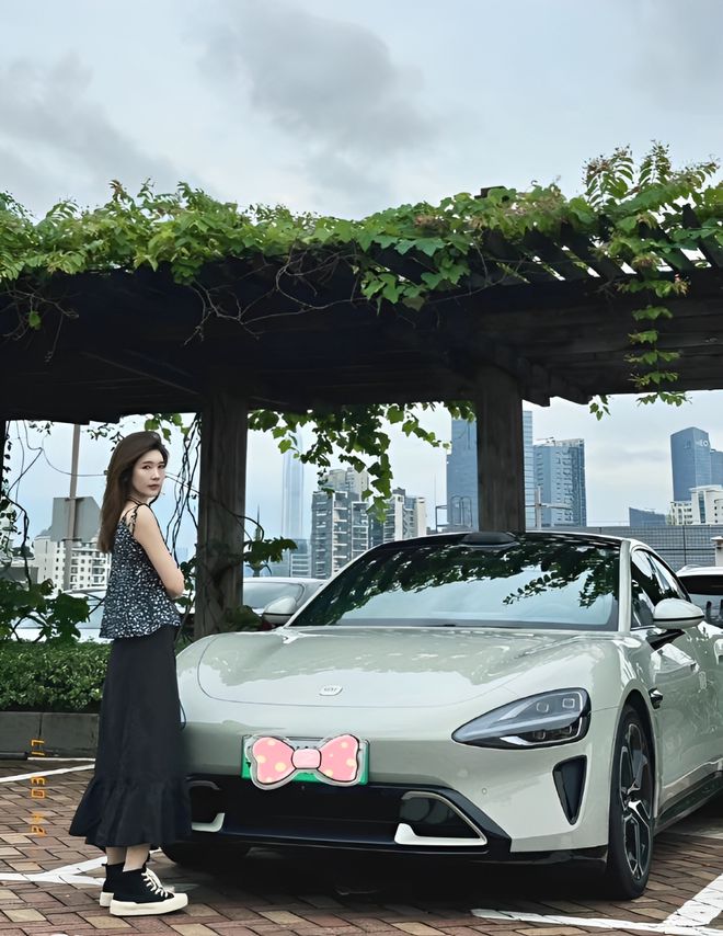 车主质量都这么高的吗？仙女也就长这样吧pg电子免费模拟器游戏小米SU7的美女(图8)