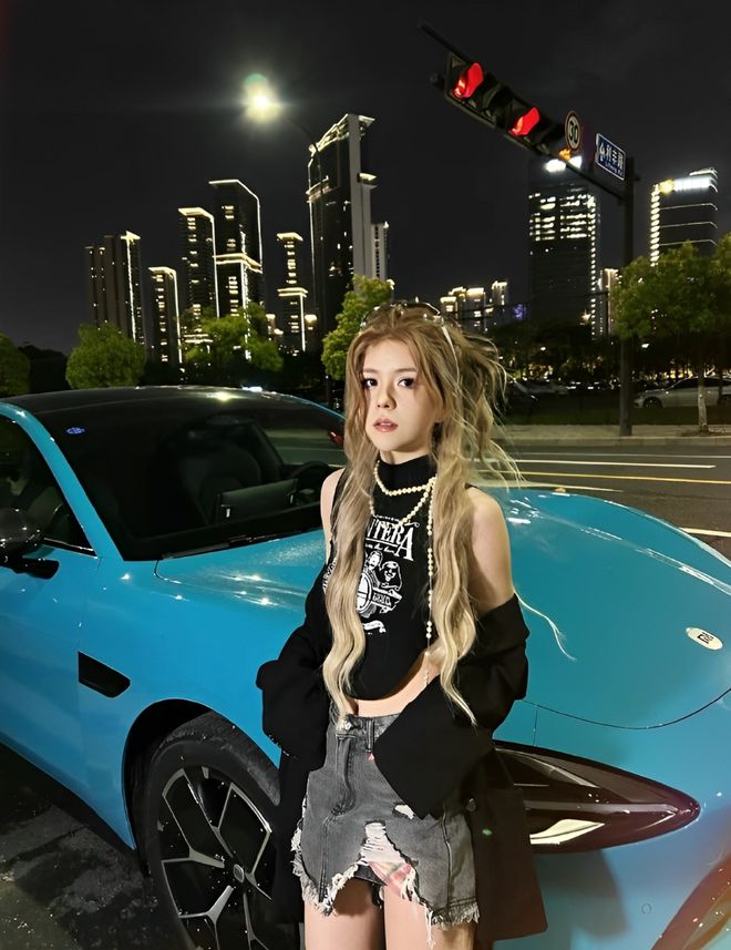 车主质量都这么高的吗？仙女也就长这样吧pg电子免费模拟器游戏小米SU7的美女(图2)