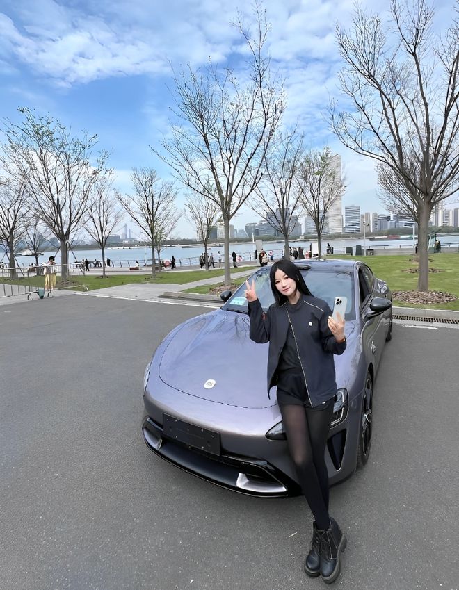 车主质量都这么高的吗？仙女也就长这样吧pg电子免费模拟器游戏小米SU7的美女(图4)