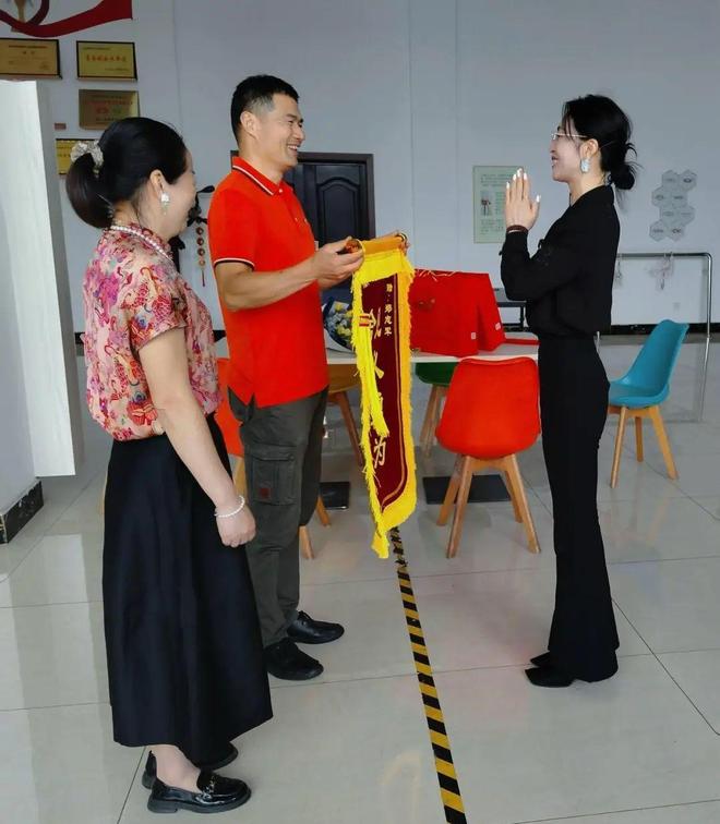 登门致谢所带东西让网友直呼：白救了电子pg女子坠落龙潭后续：找恩人(图7)