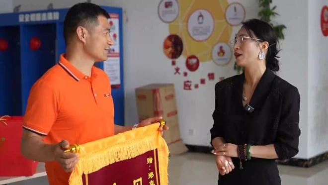 登门致谢所带东西让网友直呼：白救了电子pg女子坠落龙潭后续：找恩人(图11)