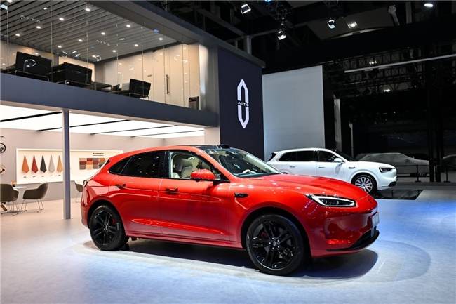 新M5 Ultra广州车展“自带高光”电子pg“陆地小坦克”实力圈粉！问界(图3)